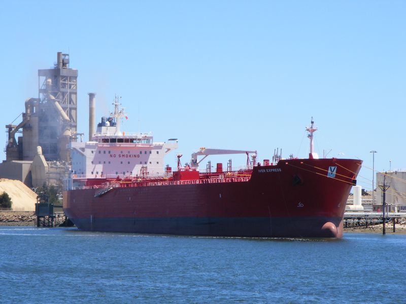 Schiffslacke u.ä.: 3,7%  Beschichtungen in der Schifffahrt tragen mit 3,7% zum Eintrag von Mikroplastik ins Meer bei.   Wie Bakterien auf Mikroplastik im Meer reagieren, lesen Sie hier.  Bild: Peripitus, https://commons.wikimedia.org/wiki/File:Iver_Express_Port_River.jpg (CC BY 3.0)   (Bild: Peripitus (CC BY-SA 3.0))