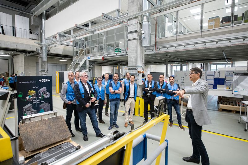 Un groupe mené par Christophe Thibaud lors de la visite de la production chez GF Machining Solutions. (Source : Thomas Entzeroth)