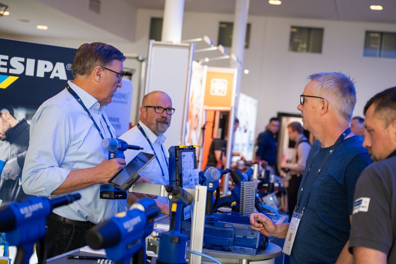 Der fachliche Austausch zwischen Besucher und Aussteller ist das, was die Schraubtec ausmacht. (Bild: PHOTOVISION-DH GmbH)