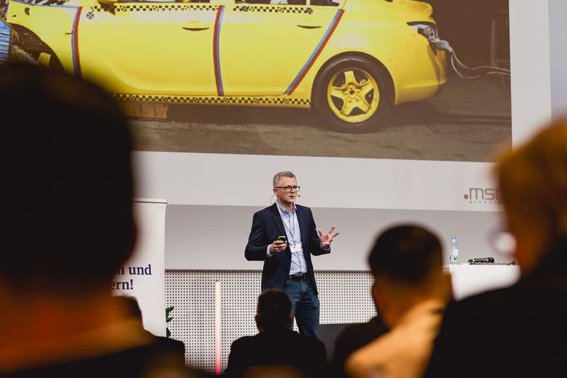 Viel Aufmerksamkeit bekam auch Dr. Oliver Brockmann, der die EDR-Daten-Auslese von DiagFlight vorstellte. Mittels dieses Auslesetools bekommt der Sachverständige schnell und unkompliziert unfallrelevante Fahrzeugdaten aus dem EDR und anderen Steuergeräten.  (Bild: Stefan Bausewein)