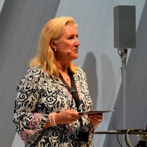 Marion Friese, Leiterin Marketing bei Mercedes-Benz Vans, beschrieb die veränderte Optik der Fahrzeuge.(Bild:  Simon – VCG)