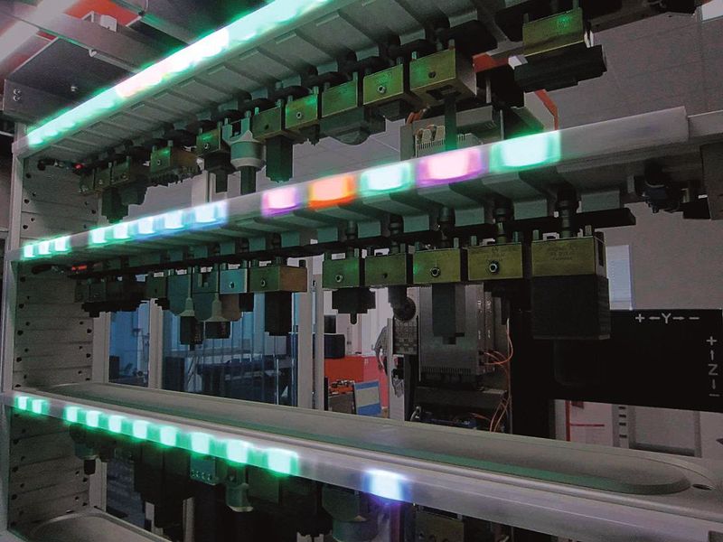 Leuchtdioden an den Magazinen: Jede Farbe gibt Auskunft über den Prozesszustand des Werkstücks oder der Elektrode.  (Bild: Zimmer & Kreim)