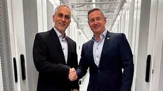 V.l. Marco Reinhard, Geschäftsführer von ewl Rechenzentrum, mit Edwin Ebbing, Sales Manager Rechenzentrum ewl, beim symbolischen Handschlag im Rechenzentrum. (Bild: Hornetsecurity)