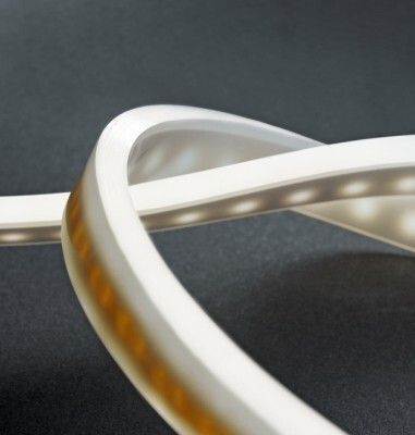 Red Dot Award 2015 - LED-Lichtlinie VarioLED Flex AMOR von LED Linear GmbH, Deutschland: Die VarioLED Flex Amor ist eine miniaturisierte, opal vergossene und flexible LEDDesign-Lichtlinie. Die Gleichmäßigkeit des Lichts in Kombination mit einem sehr kleinen Querschnitt von 5 mm Breite x 13 mm Höhe zeichnet Amor aus. Sie ist horizontal mit einem minimalen Radius von 3 cm biegsam. Gleichzeitig bietet sie eine einfache Installation, eine hohe Beständigkeit gegenüber Salzwasser und UV-Licht sowie die Verbindung einzelner Leuchten mit einem fast nahtlosen Leuchte-zu-Leuchte-Übergang. Die LED-Lichtlinie eignet sich für eine Vielzahl an Applikationen in den Bereichen Trockenbau, Möbelbau, dekorative Akzentbeleuchtung und Außenfassade. Dabei ist für den Einbau der Leuchte keine Unterkonstruktion notwendig. (Bild: Red Dot)