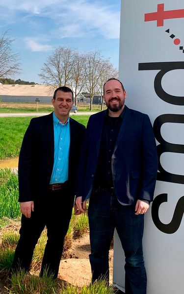 Tom van Tongelen und Nicky Andries: Die beiden SMD-Chefs freuen sich auf die Zusammenarbeit mit Panasonic Factory Solutions. (Panasonic)