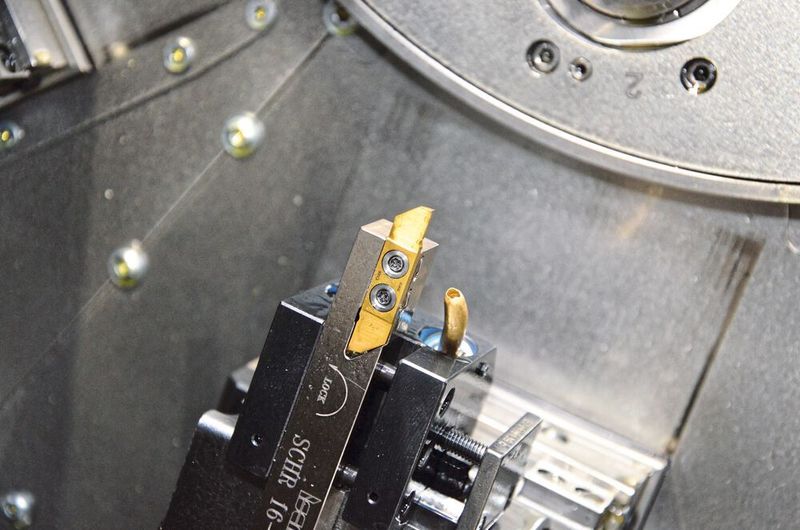 Prozesssicher: Dank stabiler Klemmung mit zwei Schrauben im quadratischen Schaft können die geschliffenen Schneideinsätze sehr tief einstechen und längsdrehen.  (Iscar)