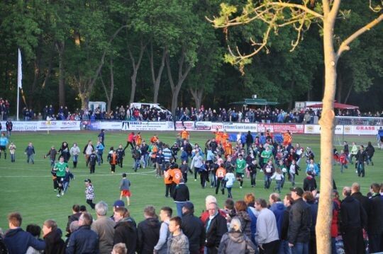Nach dem Abpfiff strömten die Fans auf den Platz. „Bei uns läuft so etwas aber friedlich ab“, kommentierte Hermann. (Foto: Richter)