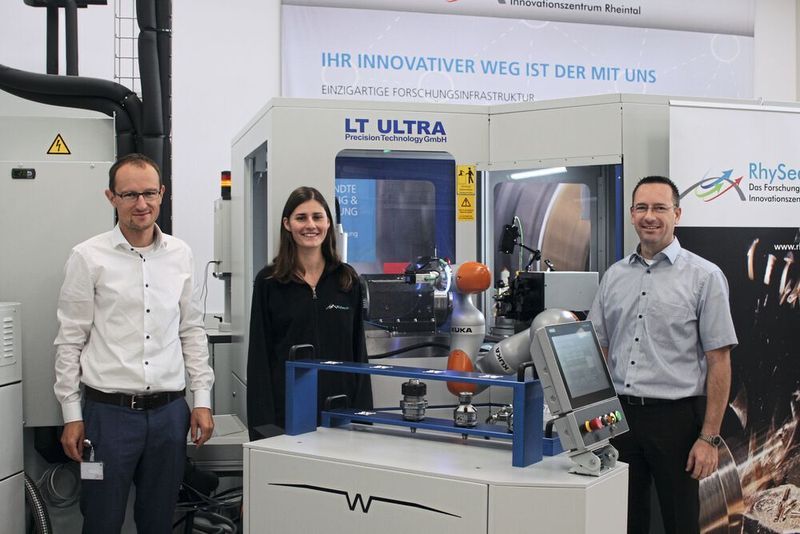 Dr. Thomas Liebrich, Bereichsleiter Präzisionsfertigung, Jasmin Zanolari, Polymechanikerin, und Thomas Riedweg, Country Manager bei Kuka (von links). (Kuka / RhySearch)