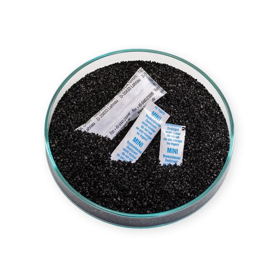 Geruchsadsorption durch Aktivkohle, bei Bedarf mit zugesetztem Trockenmittel zum Schutz vor Feuchtigkeit: TROcarbon® in verschiedenen Beutelgrößen.(Bild:  TROPACK Packmittel GmbH)