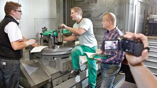 Prozessaufname vor Ort: Während der Arbeitsablauf von Emanuel Armbruster (Mitte) gefilmt wird, erörtern Torsten Schmid (l.) und Reiner Huss die Abläufe.  (Bild: Arburg)