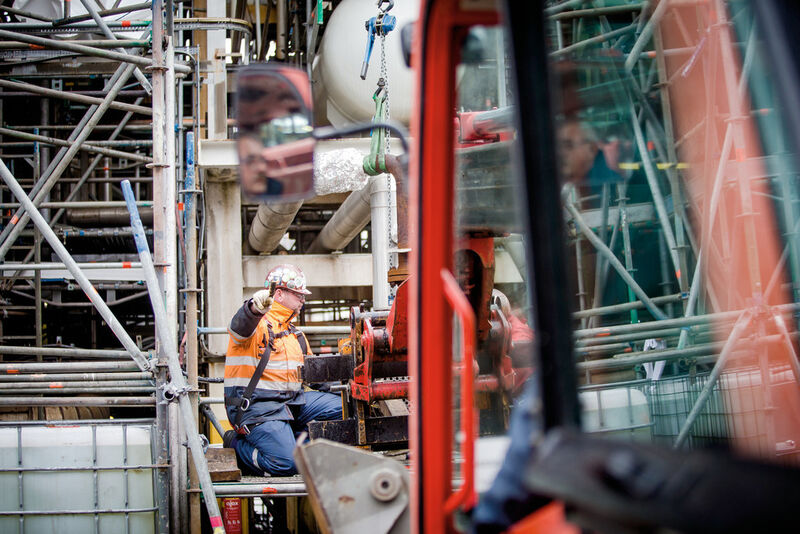 Ready, set, go! A clever Turnaround Management turns shutdowns into headstarts – Around 3,500 worker were involved to restart a complete refinery facility. (Picture: Nadine Rupp/Bilfinger)