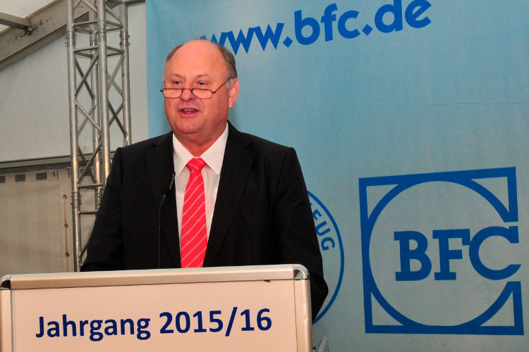 BFC-Vorstandsvorsitzender Helmut Peter gratulierte den Absolventen. (Büttner)