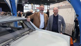Markus Tappert (links), mit Michele Moscaritoli, Team­leiter Nord West bei TÜV Süd Auto Plus, während der Bremen Classic Motorshow 2024 (Bild: Diehl – VCG)