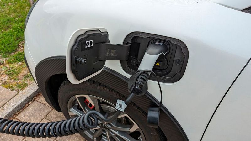 10. Der Ladevorgang: Ein Schnelllader ist der kleine Ora nicht: Die maximale Ladeleistung an der Gleichstromsäule liegt bei gerade einmal 64 kW (67 kW bei der Variante mit größerer Batterie). Wechselstrom fließt immerhin mit 11 kW. An der Ladebuchse fehlt eine LED, die den Status des Ladevorgangs meldet. Um zu erkennen, ob die Batterie geladen ist, muss man den Wagen also entriegeln und damit das Display aktivieren. Damit wird aber der Ladevorgang abgebrochen. Geht man dann zur Ladebuchse, um den Stecker herauszuziehen, schimpft der Ora wieder: „Schlüssel nicht im Fahrzeug!“ (Bild: Rosenow – VCG)