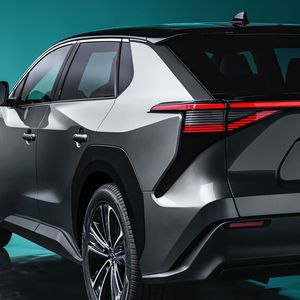 Der Elektro-SUV soll durch den im Unterboden montierten 71,4-kWh-Akku bis zu 450 Kilometer weit kommen.(Bild:  Toyota)