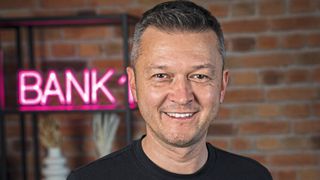 Benjamin Klatt, Bereichsleiter Kfz-Vertrieb bei der Bank 11, vermarktet mit seinem Team den  Autokredit des Finanzdienstleisters, der jetzt eine kostenlose Sondertilgung in Zusammenspiel mit der staatlichen E-Auto-Förderung ermöglicht. (Bild: Bank 11)