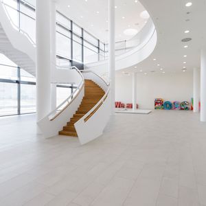 Im neuen Zentrum für Forschung und Vorausentwicklung vor den Toren Stuttgarts sind rund 1700 kreative Kräfte in der angewandten Industrieforschung tätig. Der Forschungscampus steht unter dem Motto „Vernetzt für Millionen Ideen“ und ist der Knotenpunkt des weltweiten Forschungs- und Entwicklungsnetzwerkes von Bosch.