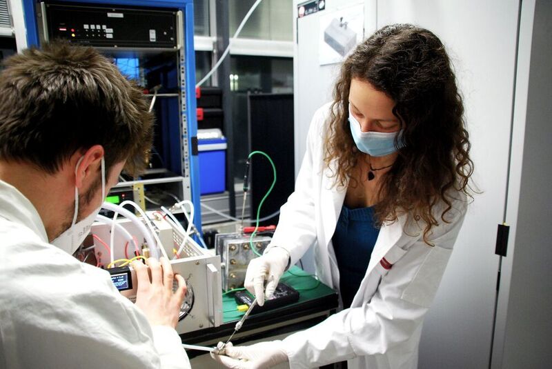 Laborarbeiten am Plasmareaktor: Forschende entwickeln im Projekt „Plasma Fuel“ synthetische Treibstoffe aus nachwachsenden Rohstoffen. (Universität Stuttgart / ipv)
