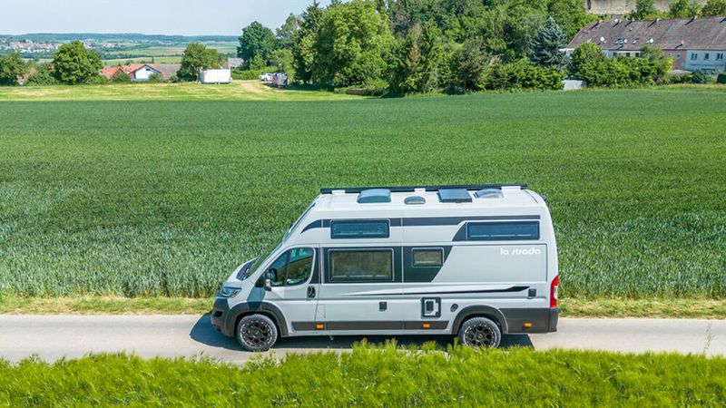 Auf 6,36 Meter erstreckt sich der mindestens 76.430 Euro teure Avanti EBF. (Bild: La Strada)