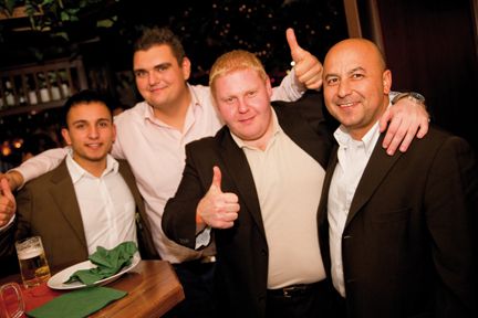 Hidayet Arslan mit seinen Kollegen vom Akia Handyshop aus Düsseldorf  (Archiv: Vogel Business Media)