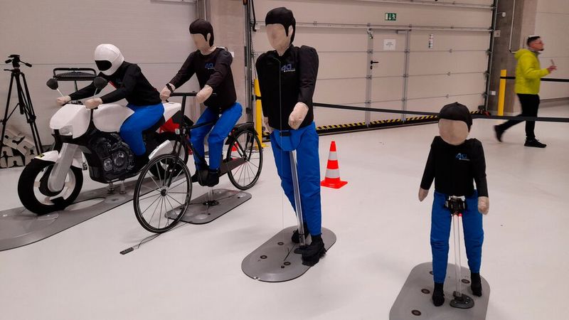 Besonders empfindlich: Diese Puppen simulieren Fußgänger, Rad- und Motorradfahrer. (Bild: Rudolf Huber/SP-X)