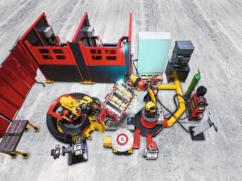 Komplett: Die modulare Roboterzelle besteht aus einem Schweiss- und  einem Handling-Roboter, aus der Roboter- und der Systemsteuerung, der Schutz-Einhausung und den Bauteil-Schleusen. (Fronius)