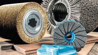 Mit Walzenbürsten lassen sich die Oberflächen von Fassadenelementen aus Stahl oder Aluminium glätten oder strukturieren, um bestimmte optische Effekte zu erzielen. (Kullen Koti)