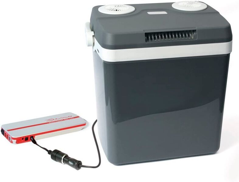 Die elektrische Kühlbox gibt es mit einem Fassungsvermögen von 28 Litern und 40 Litern. Sie kann mit zwei verschiedenen Steckern Indoor (230 V) und Outdoor (12-V-Kabel) betrieben werden. Der Hersteller bietet auch eine passende Powerbank, mit der die Kühlbox auch am Strand ohne elektrische Infrastruktur betrieben werden kann. Laut Hersteller weist die Kühlbox die Energieeffizienzklasse A++ auf. Sie verbraucht zwischen 8 und 58 Watt – je nach Betriebsart und Modus. Neben dem Kältemodus kann die Box ihren Inhalt mit einer maximalen Innentemperatur von 65°C auch warmhalten. Preis: ca. 85 bis 120 Euro. (Dino / gefunden auf Amazon.de)