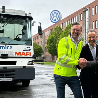 V.l.: VW-Werkleiter Ingo Spengler, Logistikleiter Uwe Schmitz und Baunatals Bürgermeister Henry Richter freuen sich über das erste Projekt dieser Art auf öffentlichen Straße in Hessen. (Bild: Volkswagen)