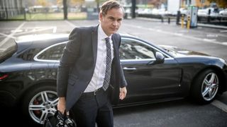Der VW-Konzernchef Oliver Blume macht sich heute auf den Weg zu höchstwahrscheinlich zähen Verhandlungen mit der IG Metall. Doch die Fronten sind verhärtet, wie die dpa sagt. VW will und muss nämlich sparen, doch die Gewerkschaft fordert mehr Geld für die Beschäftigten. (Bild: dpa)