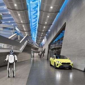 Der Pilot bestätigte, dass humanoide Roboter präzise, wiederholgenaue Arbeitsschritte – etwa das millimetergenaue Positionieren von Komponenten – sicher ausführen können.(Bild:  BMW)