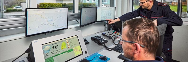 Eine künstliche Intelligenz berechnet auf Basis von Sensordaten, ob und wann ein Hochwasser droht. Verantwortliche erhalten durch das Netilion Flood Monitoring von Endress+Hauser immer einen aktuellen Überblick über das lokale Risiko Eine künstliche Intelligenz berechnet auf Basis von Sensordaten, ob und wann ein Hochwasser droht. Verantwortliche erhalten durch das Netilion Flood Monitoring von Endress+Hauser immer einen aktuellen Überblick über das lokale Risiko