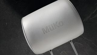 Mit der Permacut hat der Sondermaschinenbauer Müko eine Standardmaschine im Produktportfolio, die zur Oberflächenveredelung organischer Materialien, wie Leder, dient. Integrietes Trumpf-Laser-Know-how macht's möglich. Hier hat der Laser mit einer Genauigkeit von unter 0,05 mm an den Segmentgrenzen eine Kopfstütze markiert. Weder sichtbare Versätze noch eine beschädigte Lederoberfläche sind dabei zu befürchten. (Kuhnle&Knoedler)