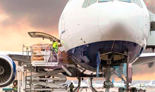 Jetzt fiel der Startschuss für das vom Fraunhofer-IML federführend geleitete Projekt „Digitales Testfeld Air Cargo“. Damit soll die Leistungsfähigkeit der Luftfracht-Transportkette durch eine bessere Vernetzung aller Beteiligten plus Digitalisierung gesteigert werden. Das BMVI stellt dafür rund 7 Millionen Euro zur Verfügung. (Bild:  VCG)