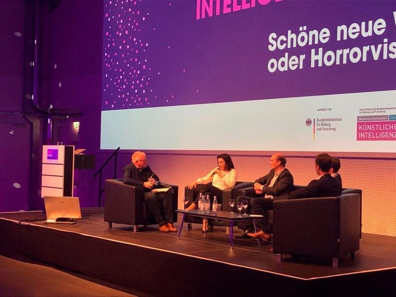 „KI begegnet einem bereits täglich, nur merken wir es oft nicht.“, so Dorothee Bär. (Vogel Communications Group)