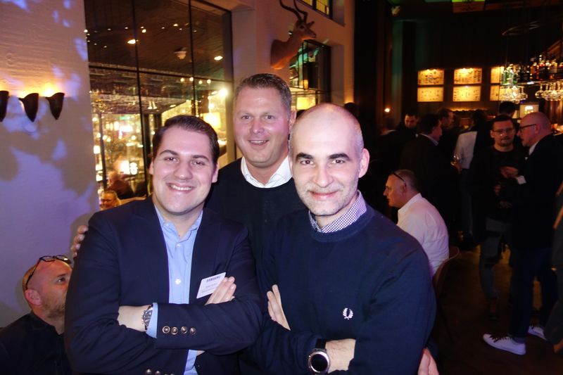 Warum Simon Winkler und Steven Pollok, Samsung, Dirk Bürger, ACER, abschirmen, weiß nur die Fotografin! (Bild: IT-BUSINESS)