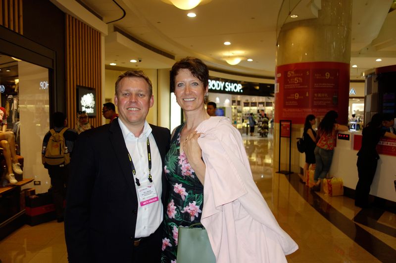 Bei Wortmann sind die Aufgaben gerecht aufgeteilt: Neil Jensen und Elke Knicker gehen shoppen und Tom muss arbeiten. (Bild: IT-BUSINESS)