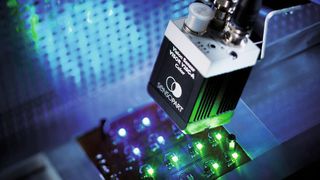 Mit einem Vision-Farbsensor wie dem Visor Color von Sensopart lassen sich auch aktive (selbstleuchtende) Farben erkennen. Hier im Bild werden die Elemente eines Automobil-Farbdisplays auf Funktion und korrekte Bestückung geprüft.In der Konfigurationssoftware werden die Farben und ihre Toleranzbereiche sowie die jeweiligen Positionen vorgegeben. (Sensopart Industriesensorik)