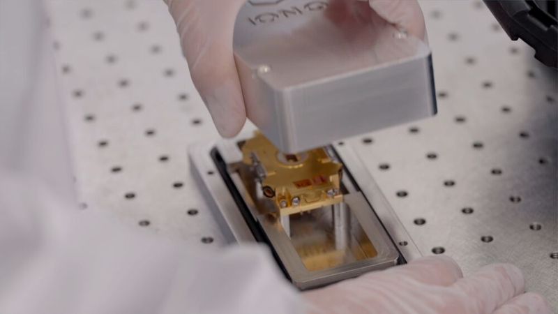 IonQ hat den ersten europäischen Quantencomputer in Betrieb genommen: Das Forte-System von IonQ lässt sich auf bis zu 36 algorithmische Qubits (#AQ) skalieren und kann über 34 Milliarden Möglichkeiten gleichzeitig verarbeiten.  (Bild: IonQ)
