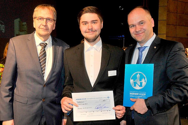 Gratulation zur besten Prüfung bei der Kfz-Innung Mittelfranken: (v.li.) Obermeister Karl-Heinz Breitschwert, Prüfungsbester Franz Wolf und Preis-Sponsor Christian Stettner (Nürnberger Versicherungsgruppe). (Foto: Zietz)