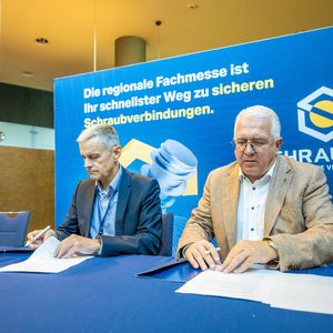 Auf der Schraubtec Dresden haben Hans Führlbeck, Geschäftsführer Deutscher Schraubvenverband (links) und Bernd Weinig, Director Trade Fair Solutions & Partnerships der Vogel Comunications Group und Projektleiter Schraubtec, die Partnerschaft mit ihren Unterschriften besiegelt.(Bild:  Amelie Jehmlich)