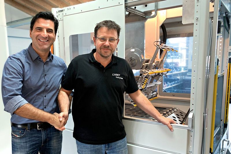 Konstruktionsleiter Knut Handte von LHMT (rechts) zusammen mit Patrik Stejskal, Systemberater Vakuum-Automation bei Schmalz. (J. Schmalz GmbH)