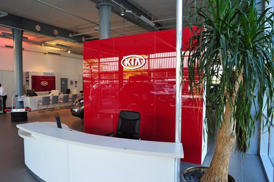 ...und die Markenwand mit Empfangstresen. (Archiv: Vogel Business Media)