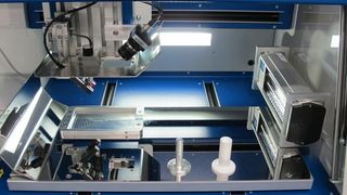 Das in dieser Form weltweit einmalige Gerät „ARTcut – Artificial Tissue Cutter“ wurde vom Fraunhofer ISC entwickelt und patentiert. Mit der Maschine können in künstlich hergestellter Haut standardisierte Wunden gesetzt werden. (Bild: Translationszentrum)