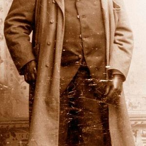 Dr. Friedrich Hermann Wölfert wird am 17.November 1850 in Riethnordhausen geboren. 1873 gründete er in Leipzig eine Verlagsbuchhandlung. Als er 1879 Georg Baumgarten kennen lernt begeistert er sich fortan für die Luftschifffahrt und arbeitet aktiv an der Weiterentwicklung der Luftschiffe mit. (Bild:  frei lizensiert)