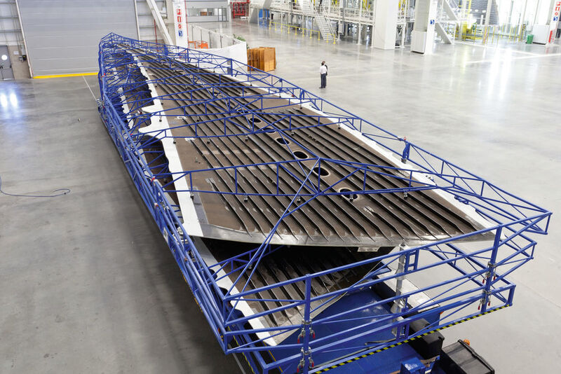 Bild 1: Viele Flugzeugteile sind heute aus Faserverbundwerkstoffen gefertigt, wie diese Tragflächenabdeckung eines A350 – eins der größten CFK-Teile. Die sichere Montage erfordert präzise bearbeitete Konturen. (Airbus)