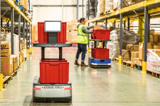 Zwei „Chucks“ im Einsatz: Die Cobots nutzen Machine Learning und Künstliche Intelligenz, damit ihre menschlichen „Kollegen“ zügiger arbeiten können. Zwei „Chucks“ im Einsatz: Die Cobots nutzen Machine Learning und Künstliche Intelligenz, damit ihre menschlichen „Kollegen“ zügiger arbeiten können.