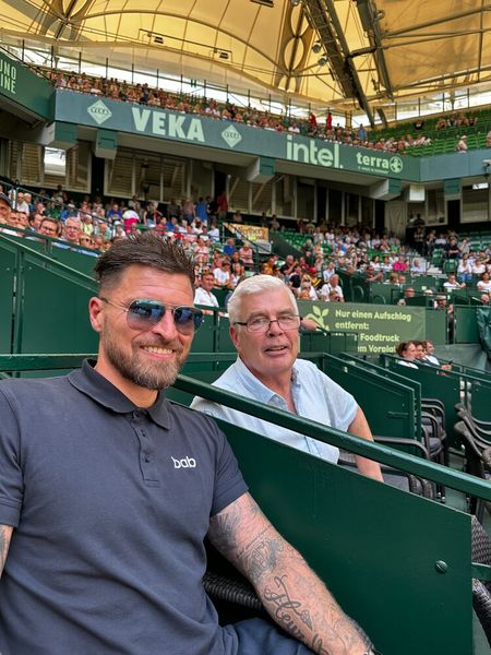 Andreas Bajohr (BAB) und Uwe Horstmann (WORTMANN) sind begeistert von Zverevs Aufschlag. (Bild: Vogel IT-Medien)