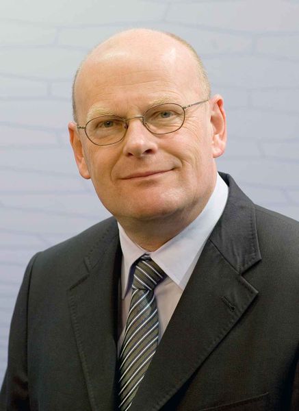 „Unsere Mitgliedsunternehmen stehen mit REACH und GHS vor großen Herausforderungen, die erheblichen Einfluss auf die unmittelbare Basis ihres Geschäftserfolges haben. Der VCI wird alles tun, um seine Mitgliedsunternehmen bei der Umsetzung der neuen Regelungen zu unterstützen“, sagte Dr. Gerd Romanowski, Leiter der Abteilung Wissenschaft, Technik und Umwelt im Verband der Chemischen Industrie (VCI).  (Bild: VCI)