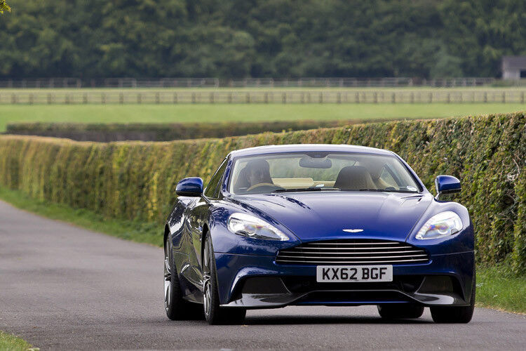 Die Karosserie ist jetzt wegen der schöneren Formen und nicht wegen des Gewichts aus Karbon gebacken. (Foto: Aston Martin)